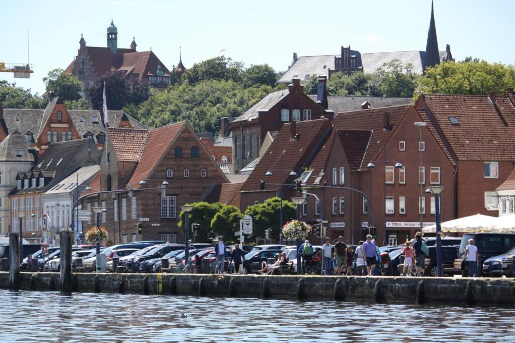 Gemuetliche Haushaelfte Mit Garten Und Terrasse Flensburg Exterior photo